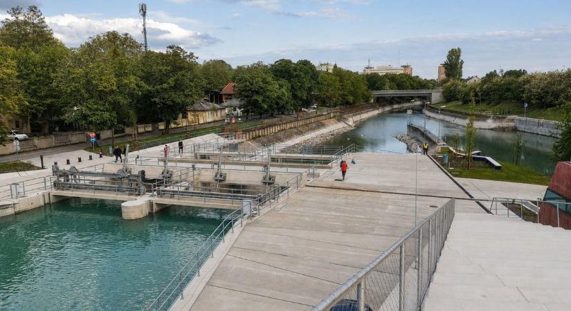 Kinyitották a Sió-zsilipet, zúdul ki a víz a Balatonból