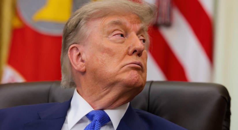 Ételszállító teherautóval csempészték ki Trumpot az Air Force One-ról