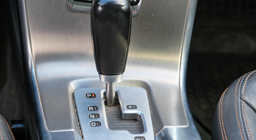 Parkolás automatával: nem mindegy, hogy előbb a P fokozatot vagy a kéziféket használjuk