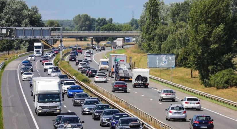 Baleset lassítja a forgalmat az M1-esen, ismét hatalmas a torlódás