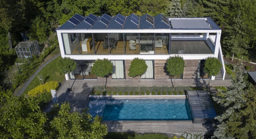 Racionális luxus és fordított térszervezés: Kortárs villa a budai agglomerációban