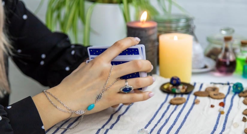 Novemberi tarot-horoszkóp: ennek a 3 csillagjegynek sorsfordító üzenetet tartogatnak a kártyák