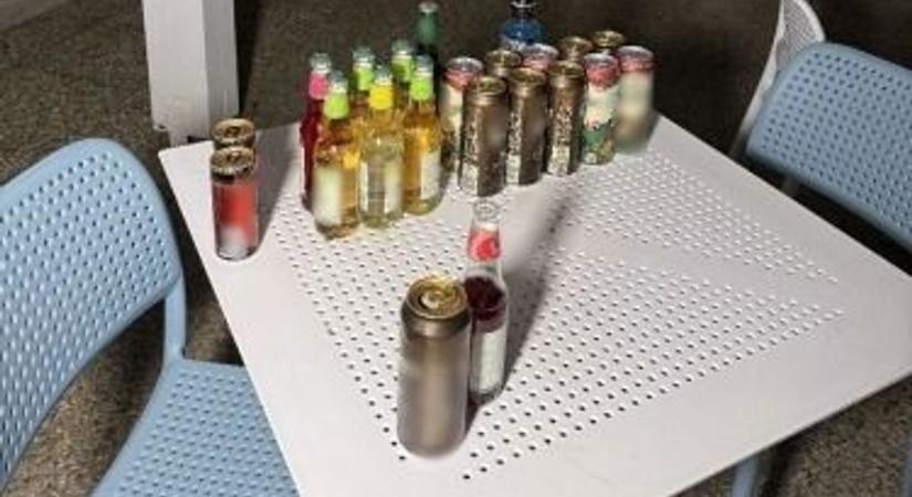 Betört a fürdőbe, hogy sört és energiaitalt lopjon