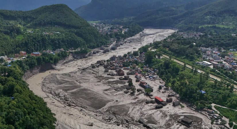 Özönvíz Nepálban: 800 fölött a halottak száma, újabb nehézségek akadályozzák a mentést