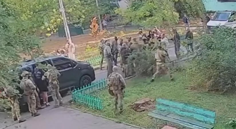 Videón, ahogy tüzet nyitnak egymásra az ukrán titkosszolgálatok Kijevben