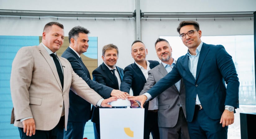 Beindult az ország legnagyobb hibrid erőműve, amit később szélerőművekkel bővítenének
