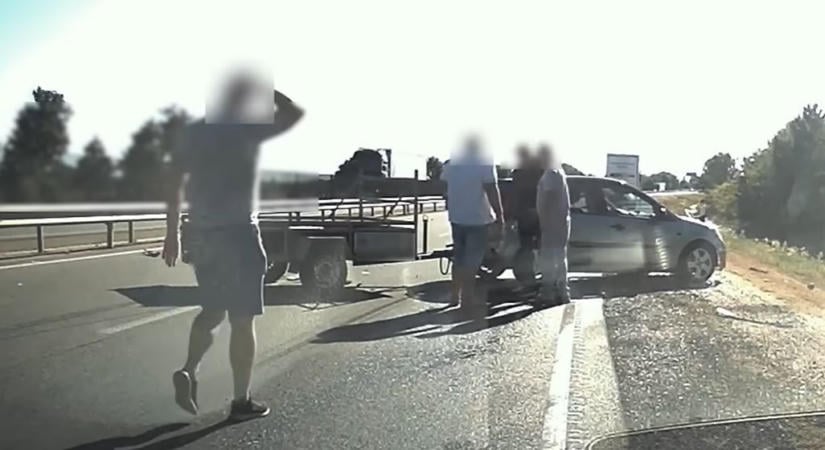 Pillanatok alatt elszabadult egy utánfutó az M4-esen – kamera rögzítette a balesetet