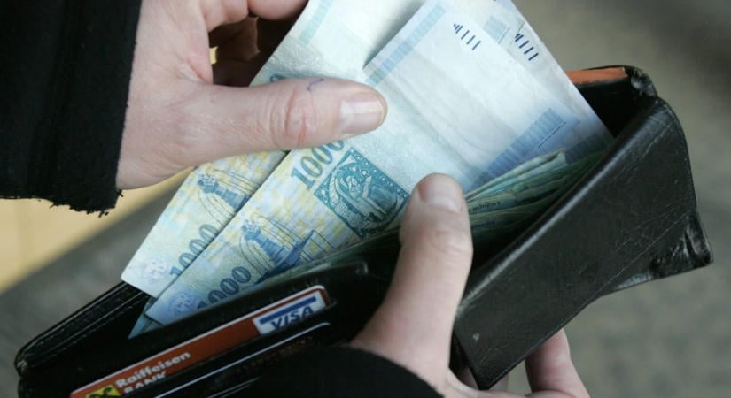Fizetések: sokan, de a korábbinál jóval kevesebben vannak mínuszban
