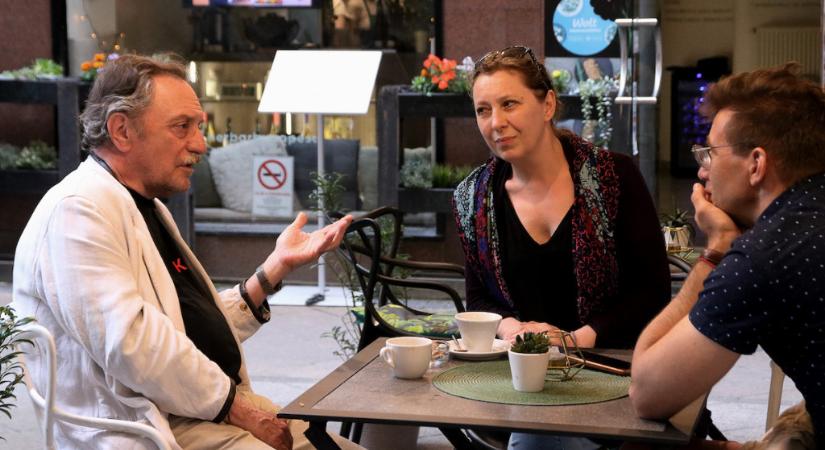 “Minél kisebb térben zsúfolódjunk össze, és segítsük egymást” – Interjú Kiss Eszterrel és Szacsvay Lászlóval