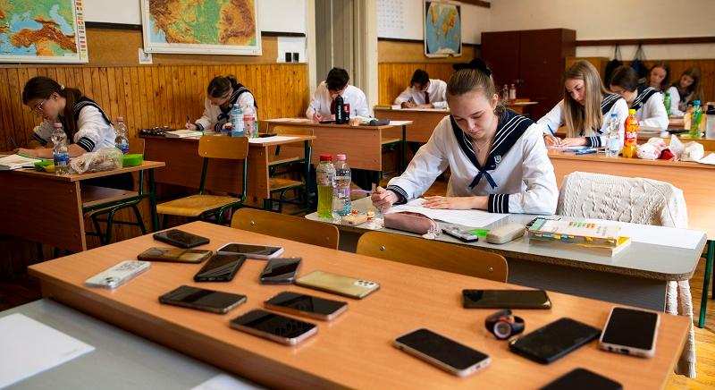Halasztás után folytatódik az érettségi – A szaknak megfelelő kötelező tantárgyból vizsgáznak