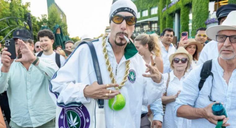 Ali G váratlanul megjelent, hogy füvet áruljon Wimbledonban