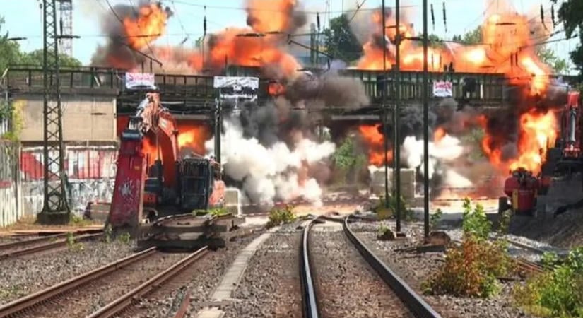 Videón, ahogy felrobbantanak egy 540 tonnás vasúti hidat Hamburgban