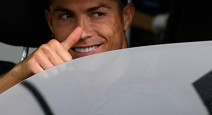 „A játékaim” – Cristiano Ronaldo megmutatta ritka Ferrarikkal, Bugattikkal és hiperautókkal teli garázsát