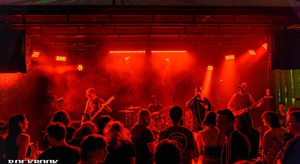 „Majális virsli nélkül, zúzdával” - The Southern Oracle, Still Cold, Hit by a School Bus koncertbeszámoló az A38 Hajóról