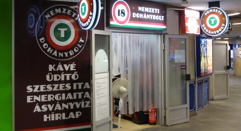 Véget vethet a kormány a trafikmutyinak, Magyar Péter államosítaná a dohányboltokat