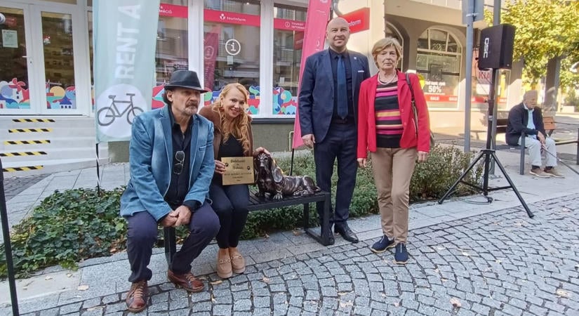 Kutyaemlék a hévízi sétálóutcán: Boldizsár és Tóbiás szoborként örökre velünk marad