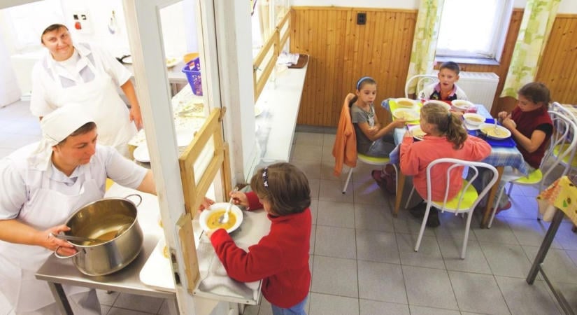 Újabb éles kritikákat kapott a szülőktől a gyermekétkeztetést biztosító cég