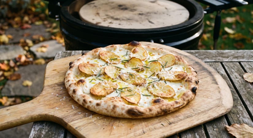 Burgonyás-rozmaringos fehér pizza a grillen