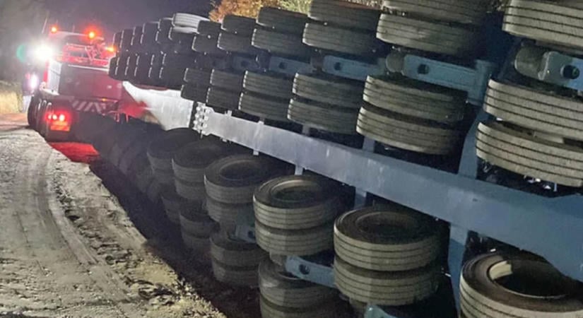 135 tonnás rakomány borult fel Németországban