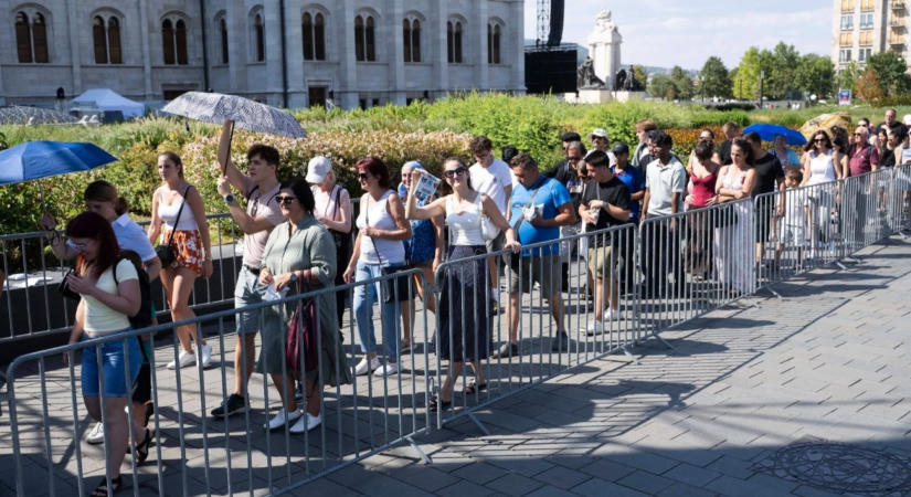 Nagy tömeg gyűlik össze Kossuth téren a parlamentnél
