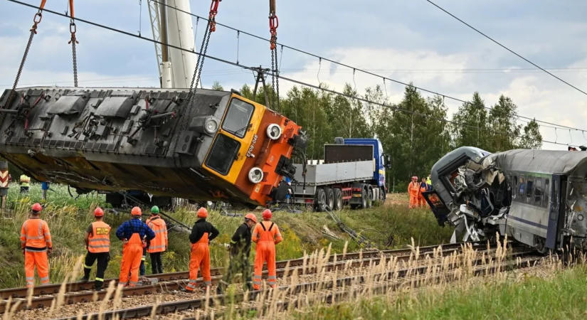 Teherautóval ütközött és kisiklott egy InterCity vonat: egy ember életét követelte a baleset - galéria