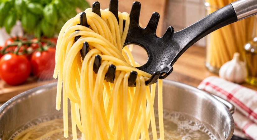 Erre való a lyuk a spagetti kiszedő kanálon – Két funkciója is van