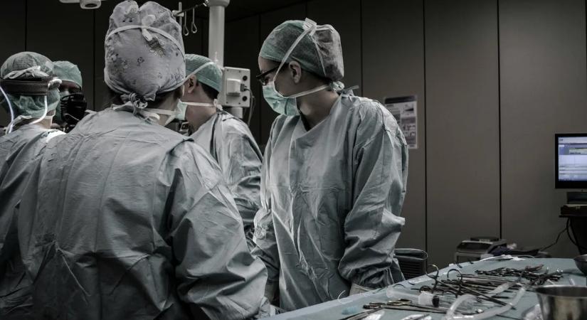 Lélegző kisgyereket találtak a kórházban azután, hogy egy orvos tévesen halottnak nyilvánította