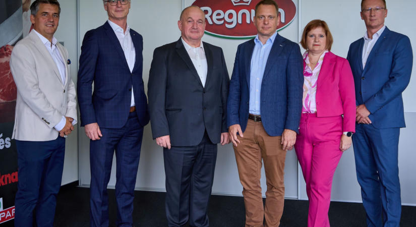 Államtitkári és helyettes államtitkári látogatás a SPAR bicskei húsüzemében – Hazai alapanyag, saját gyártás, új beruházások: így fejleszti termelését a SPAR