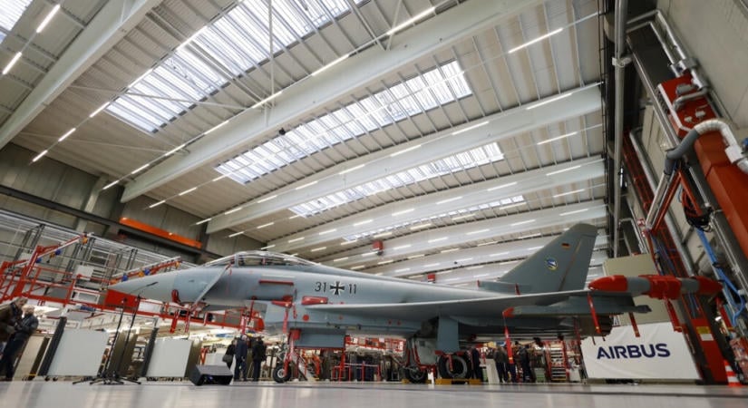 Egy olasz Eurofighter is megsérült a jemeni húszik éjszakai támadásában