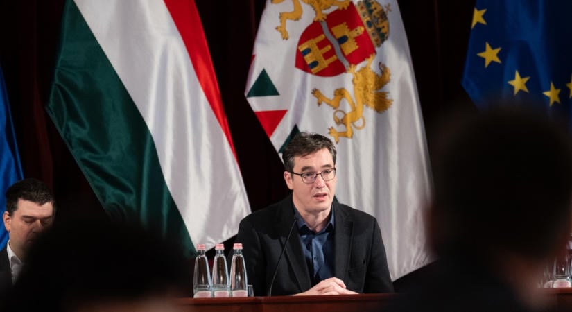Balhé a városházán: tüntetők zavarták meg a fővárosi közgyűlés ülését