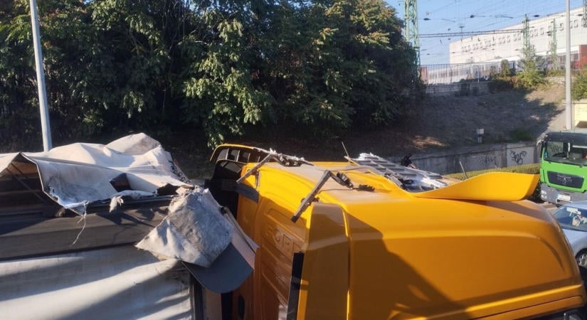 Ismét beszorult egy kamion a Zanati úti aluljáró alá