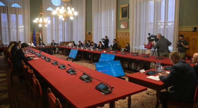 Az egészségügyi szakmai kamarákról szóló törvény módosításait tárgyalta a törvényalkotási bizottság