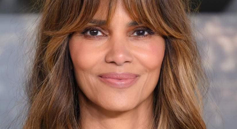 Halle Berry 59 évesen is lenyűgöző: merész fürdőruhában pózolt romantikus nyaralásán - fotó