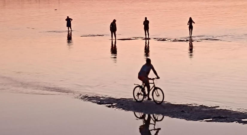Szürreális fotó készült a Balatonról – kerékpáros tekert a vízben