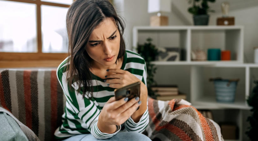 Miért fél egyre több nő az anyaságtól? A válasz ott lehet a telefonunk képernyőjén