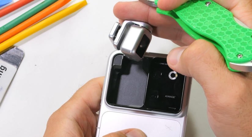 Megkínozták és darabokra szedték a Honor Robot Phone-t