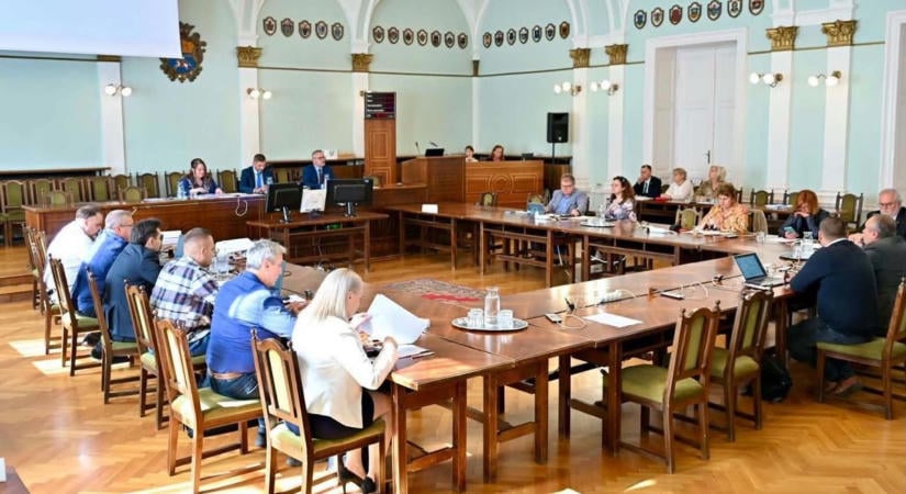 Fajsúlyos gazdasági témák és két képviselő függetlenné válása a vármegyei közgyűlésen