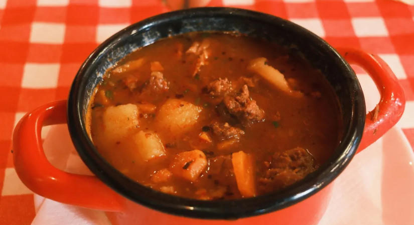 Így lesz omlós a pörkölt húsa: 7 nagymamai trükk