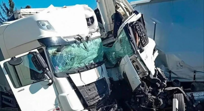 Hatalmas baleset a 86-os főút vasi szakaszán: kamionok és személyautó ütközött - fotó