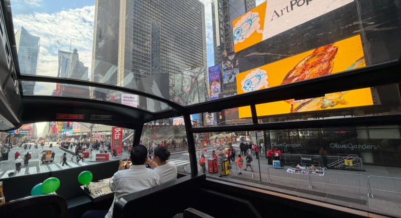 Vacsora közben járja Manhattant: kipróbáltuk New York különleges panorámabuszát