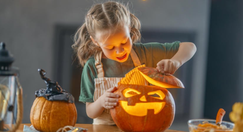 Így faragjatok tököt otthon, hogy szép és tartós legyen: aranyos családi ötletek Halloweenre