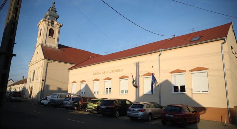 Forrongtak az indulatok Újpetrén: a lemondott tüntetés helyett személyesen egyeztettek az iskolai vezetéssel