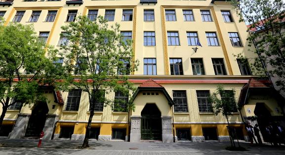 Élőlánccal demonstráltak a pedagógusok helyzete ellen az ország egyik legjobb gimnáziuma előtt