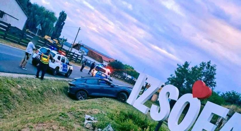 „Igazából elloptam... de ne mondják el senkinek!” - súgta a borsodi férfi a zsaruknak, miután ellopott egy autót, majd árokba borult vele