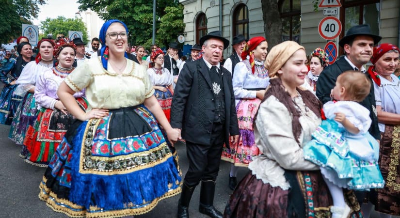 Ilyet sem látott még az ország, brutális rekord dőlt meg Szekszárdon! Több mint 3500-an vonultak fel a szüreti menetben