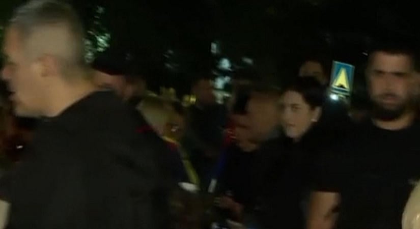 A Haladó Párt standját szétverő férfi letartóztatása miatt tüntettek Kúlán