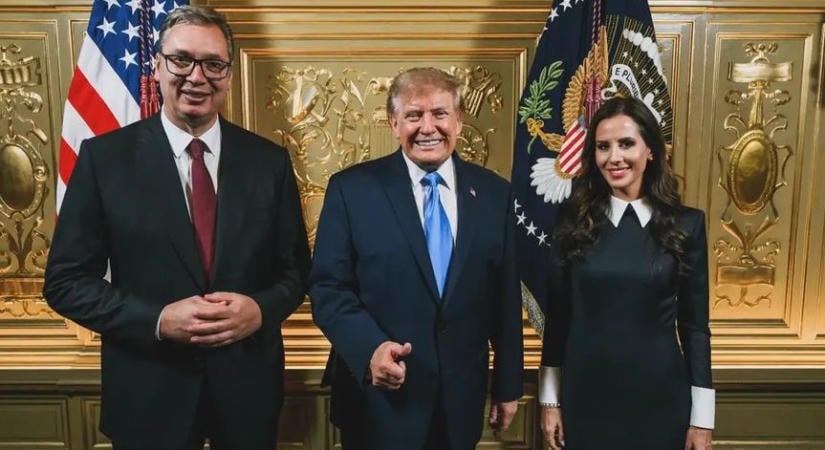 Kartonfigurával vagy a valódi Trumppal fényképezkedtek Vučićék?
