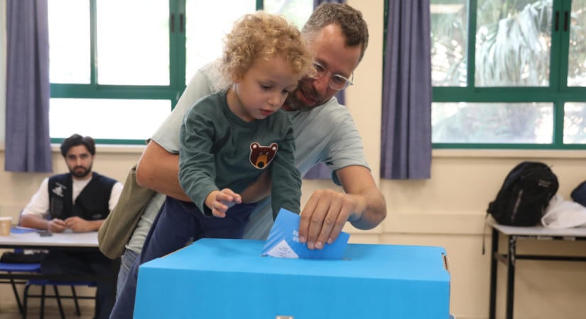 Rekordrészvétellel zajlik az izraeli választás, negyvenöt éve nem történt hasonló