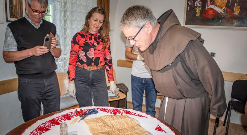 Két időkapszulát találtak a csíksomlyói kegytemplomban