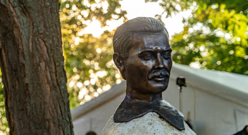 Freddie Mercury-szobrot avattak Balatonszemesen, a kommentelők azonnal szétszedték